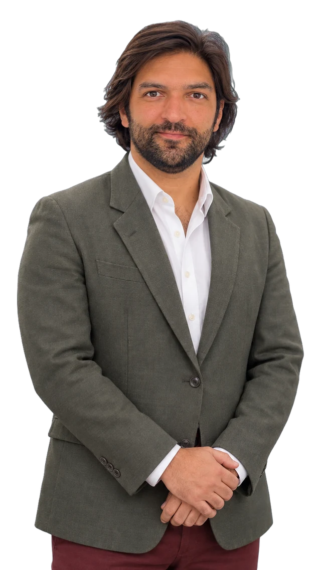 Eduardo Caldas Costa, em pé, de blazer verde